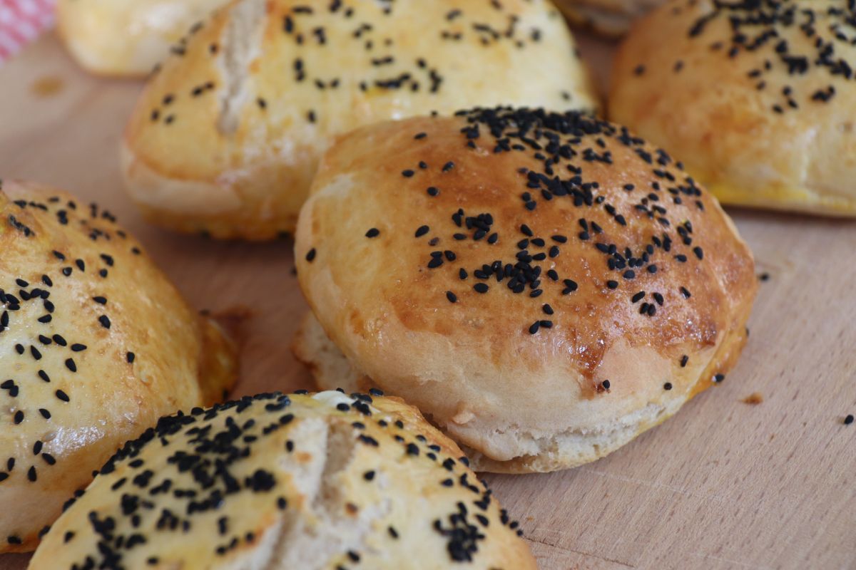 Türkische Brötchen mit schwarzem Sesam