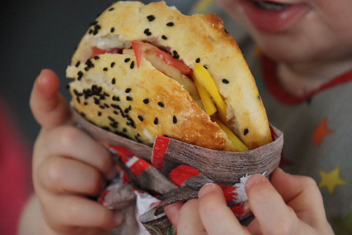 Türkische Brötchen gefüllt mit Haloumi und Gemüse