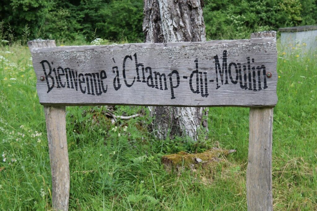 Holzschild "Bienvenue à Champ-du-Moulin"
